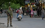 Un membre des forces de sécurité indiennes patrouille après l'attaque contre des touristes à Pahalgam le 22 avril 2025