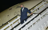Le prince Charles à son arrivée à l'aéroport international Grantley Adams, de Christ Church, à la Barbade, le 28 novembre 2021