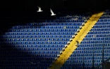 Des mouettes survolent les tribunes vides du stade olympique de Rome lors du match entre la Lazio et Bologne le 29 février 2020