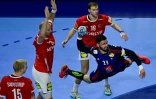 Le Français Ludovic Fabregas shoote contre le Danemark en finale de l'Euro de hand, le 28 janvier 2024 à Cologne 
