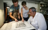 L'égyptologue, Francesco Tiradritti, Vannina Schirinski-Schikhmatoff, chargée de mission restauration et conservation à la bibliothèque et Simone Martini, le 7 septembre 2018, à Ajaccio