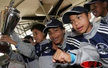 Mardi 5 septembre 2006 -
Les benjamins champions du monde de football de la Danone Nation's Cup 2006 ont été acclamés à leur arrivée à l'aéroport