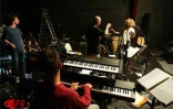 Danyèl Waro, l'un des principaux chantres du maloya (musique traditionnelle de La Réunion) et l'harmoniciste Olivier Ker Ourio  en répétition pour une série de concerts en septembre 2002