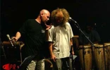 Danyèl Waro, l'un des principaux chantres du maloya (musique traditionnelle de La Réunion) et l'harmoniciste Olivier Ker Ourio  en répétition pour une série de concerts en septembre 2002