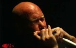 Danyèl Waro, l'un des principaux chantres du maloya (musique traditionnelle de La Réunion) et l'harmoniciste Olivier Ker Ourio  en répétition pour une série de concerts en septembre 2002