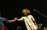 Danyèl Waro, l'un des principaux chantres du maloya (musique traditionnelle de La Réunion) et l'harmoniciste Olivier Ker Ourio  en répétition pour une série de concerts en septembre 2002