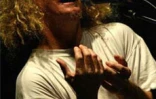 Danyèl Waro, l'un des principaux chantres du maloya (musique traditionnelle de La Réunion) et l'harmoniciste Olivier Ker Ourio  en répétition pour une série de concerts en septembre 2002