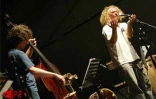 Danyèl Waro, l'un des principaux chantres du maloya (musique traditionnelle de La Réunion) et l'harmoniciste Olivier Ker Ourio  en répétition pour une série de concerts en septembre 2002