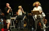 Danyèl Waro, l'un des principaux chantres du maloya (musique traditionnelle de La Réunion) et l'harmoniciste Olivier Ker Ourio  en répétition en septembre 2002