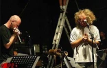 Danyèl Waro, l'un des principaux chantres du maloya (musique traditionnelle de La Réunion) et l'harmoniciste Olivier Ker Ourio  en répétition à Saint-Leu en septembre 2002