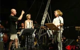 Danyèl Waro, l'un des principaux chantres du maloya (musique traditionnelle de La Réunion), l'harmoniciste Olivier Ker Ourio  et leurs musiciens en répétition à Saint-Leu en septembre 2002