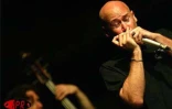 Danyèl Waro, l'un des principaux chantres du maloya (musique traditionnelle de La Réunion), l'harmoniciste Olivier Ker Ourio  et leurs musiciens en répétition à Saint-Leu en septembre 2002