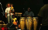 Danyèl Waro, l'un des principaux chantres du maloya (musique traditionnelle de La Réunion), l'harmoniciste Olivier Ker Ourio  et leurs musiciens en répétition à Saint-Leu en septembre 2002