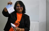 La ministre de la Défense et candidate à la présidentielle, Krishna Mathoera, vote à Paramaribo, le 25 mai 2025, lors des élections législatives au Suriname