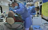 Un soldat reçoit des soins dentaires dans une clinique mobile, à Kramatorsk, dans la région de Donetsk, le 7 octobre 2023 en Ukraine