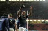 La joie des joueurs du XV de France, dans le sillage de leur capitaine Thierry Dusautoir, à l'issue de leur victoire sur les Gallois à Cardiff, Wales, le 27 février 2010