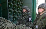 Des soldats sud-coréens retirent le camouflage qui cachaient les hauts-parleurs et reprennent la propagande à destination de la Corée du nord, le 8 janvier 2016 à Yeoncheon, zone frontalière entre les deux Corée