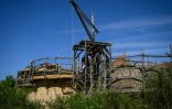 Une grue à tapis roulant (également connue sous le nom de "cage d'écureuil") sur le chantier de construction du château de Guédelon, un château médiéval construit uniquement selon les méthodes du XIIIe siècle, à Treigny, le 23 juin 2025 dans l'Yonne