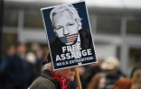 Un partisan du fondateur de WikiLeaks Julian Assange brandit une pancarte à Londres le 24 février 2020