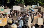 Des manifestants rassemblés à Kiev contre la décision du président ukrainien Volodymyr Zelensky de limoger le ministre de la Défense Mykhaïlo Fedorov, le 16 juillet 2026 en Ukraine