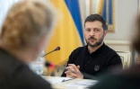 Le président ukrainien Volodymyr Zelensky s'exprime devant des journalistes, le 8 octobre 2025 à Kiev