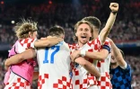 Luka Modric célèbre avec ses partenaires la victoire de la Croatie en demi-finale de la Ligue des nations contre les Pays-Bas, le 14 juin au stade De Kuip à Rotterdam