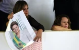 Une femme avec un poster de la présidente brésilienne Dilma Rousseff à Brasilia le 7 avril 2016