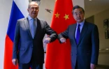 Le ministre chinois des Affaires étrangères Wang Yi (d) et son homologue russe Sergueï Lavrov, le 23 mars 2021 à Guilin