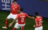 Le Suisse Steven Zuber (g) félicité par ses coéquipiers après avoir égalisé face au Brésil, le 17 juin 2018 à Rostov