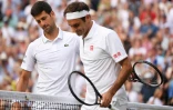 Le Serbe Novak Djokovic réconforte le Suisse Roger Federer, battu en 5 sets en finale du tournoi de Wimbledon, le 14 juillet 2019 à Londres