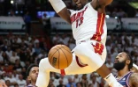 Dunk de Bam Adebayo, du Miami Heat, contre les Philadelphia 76ers en demi-finale de Conférence Est en NBA le 2 mai 2022 à la FTX Arena à Miami