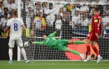 Le gardien belge du Real Madrid Thibaut Courtois détourne le ballon sur son poteau sur un tir de l'attaquant sénégalais de Liverpool Sadio Mané, lors de la finale de la Coupe d'Europe, le 28 mai au Stade de France à Saint-Denis