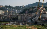 Des secouristes sur les lieux de l'effondrement du pont à Gênes, le 17 août 2018