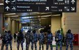 La police anti-émeute russe dans le hall des arrivées de l'aéroport Vnoukovo de Moscou, où était attendu le principal opposant russe Alexeï Navalny, le 17 janvier 2021