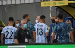 Les joueurs argentins quittent la pelouse après l'irruption des agents de la sécurité sanitaire dans la rencontre contre le Brésil à Sao Paulo, le 5 septembre 2021