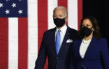 Le candidat démocrate Joe Biden (G) et sa colistière Kamala Harris (D), arrivent ensemble pour leur première conférence de presse commune, à Wilmington dans le Delaware, le 12 août 2020