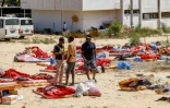Des migrants errent à l'extérieur du centre de détention de Tajoura, dans l'est de la capitale libyenne Tripoli, le 3 juillet 2019