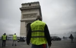 Les gilets jaunes mettent la pression sur le président (ici le 24 novembre 2018 à près de l'Arc de Triomphe à Paris)