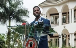 Le musicien devenu député et candidat à la présidentelle en Ouganda Robert Kyagulanyi, alias Bobi Wine, donne une conférence de presse à son domicile au lendemain du scrutin, le 15 janvier 2021 à Magere, près de Kampala