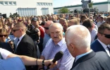 Le président du Belarus Alexandre Lukachenko visite une usine de tracteurs de Minsk le 17 août 2020
