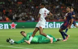 Le Parisien Bradley Barcola est tout près de marquer un but au gardien de Barcelone Wojciech Szczesny, mais l'action n'ira pas au bout.
