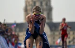 Cassandre Beaugrand après avoir franchi la ligne d'arrivée du triathlon des Jeux, le 31 juillet 2024