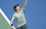 L'Italien Jannik Sinner, N.1 mondial, au service lors de la finale de l'US Open contre l'Américain Taylor Fritz le 8 septembre 2024 à New York