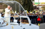Le pape François, à bord de sa papamobile, salue la foule, le 6 septembre 2019 à Antananarivo, à Madagascar
