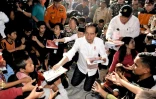 Photo diffisée par la présidence indonésienne montre le président Joko Widodo aved les sinistrés après le séisme à Lombok, le 30 juillet 2018