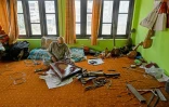 L'artisan Ghulam Mohammad Zaz fabrique un santour, un instrument à cordes ancestral, dans son atelier à Srinagar, le 23 septembre 2025 au Cachemire indien