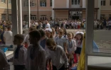 Des élèves entrent en classe le jour de la rentrée, le 1er septembre 2023 à Irpin, près de Kiev, en Ukraine