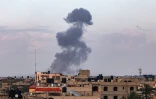 Photo prise de Rafah montrant de la fumée s'élever au-dessus de Khan Younès au sud de la bande de Gaza après un bombardement israélien le 7 mars 2024