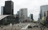 Vue sur La Défense, quartier d'affaires près de Paris, le 25 avril