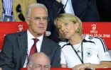 Franz Beckenbauer avec son épouse Heidi dans les tribunes avant la finale de l'Euro-2008 entre l'Allemagne et l'Espagne au stade Ernst-Happel de Vienne, en Autriche.